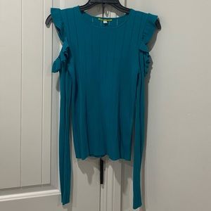 Long sleeve with cut outs on the shoulders